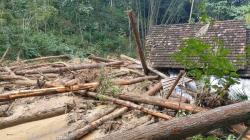 Bukit di Trenggalek Longsor Hantam Permukiman Warga<