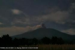 Gunung Raung Meletus, Muntahkan Kolom Abu Setinggi 900 Meter
