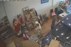 Salah Injak Pedal Gas, Mobil Dikemudikan Kakek 80 Tahun Nyelonong Masuk Toko di Malang