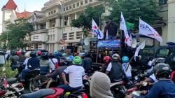 Dana untuk Upah Belum Dicairkan, Buruh Pabrik Kertas Demo Bank di Surabaya