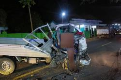Kecelakaan di Sampang Madura, Truk Terguling Ditabrak Isuzu Traga