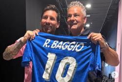 Viral Lionel Messi Terharu Dapat Hadiah Khusus dari Roberto Baggio