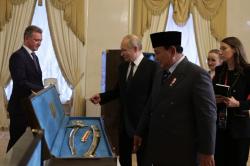 Putin Hadiahkan Pedang Perwira kepada Prabowo, Simbol Tradisi Rusia