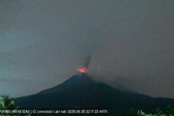 Tengah Malam Gunung Lewotobi Laki-laki Meletus, Muntahkan Kolom Abu 1.000 Meter
