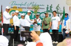 Peaceful Muharam 1447 H, Menag Nasaruddin Bagikan Bibit Pohon di CFD Jakarta<
