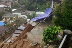 Tanah Longsor Terjang Ambon, 1 Orang Tewas dan Puluhan Rumah Terancam<