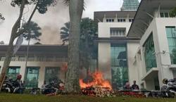 Tolak Outsourcing, Buruh Demo Bakar Karangan Bunga di Kantor Bupati Bandung Barat<