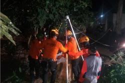 Terjebak 10 Jam di Sumur Sedalam 20 Meter, Lansia di Tanah Datar Diselamatkan SAR<