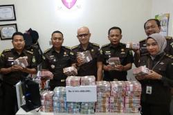 Tersangka Korupsi Dana Desa di Padangsidimpuan Kembalikan Rp3,5 Miliar ke Kejati Sumut<