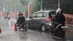 Diguyur Hujan Deras, Jalan di Depan Kantor Wali Kota Cimahi Ambles<