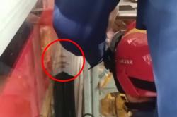 Jari Tangan Bocah Terjepit Pintu Minimarket di Bogor, Damkar Turun Tangan Evakuasi