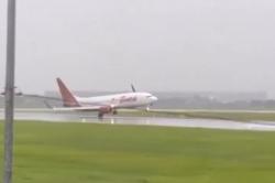 Viral Pesawat Batik Air Hampir Tergelincir di Soetta, Ini Penjelasan Maskapai