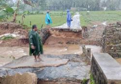 Banjir dan Longsor Terjang Trenggalek, 7 Rumah Rusak 2 Jembatan Putus <