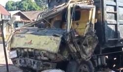 Kecelakaan Dump Truk Seruduk 3 Bangunan di Tanah Laut, 2 Luka-Luka<