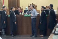 Tom Lembong Makan Gula Rafinasi di Ruang Sidang: Saya Bete, Dibilang Bahaya