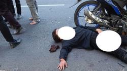 Motor Melaju Kencang Tabrak Truk Mogok di Bangkalan, Pengendara Tergeletak di Jalan<