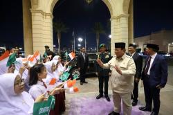 Momen Prabowo Disambut Meriah Anak-anak Indonesia di Jeddah Arab Saudi