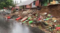 Hujan Deras, Tembok Penahan Tanah Sekolah di Pandeglang Ambruk Timpa 2 Motor<