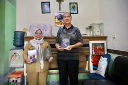Tunanetra Bukan Halangan: Pria Ini Menulis Buku Tanpa Melihat Huruf Sekalipun!