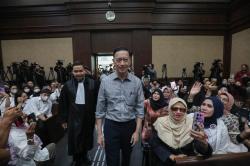 Senyum Tom Lembong Dituntut 7 Tahun Penjara dalam Kasus Impor Gula