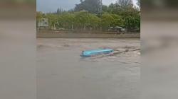 Menegangkan! Detik-Detik Perahu Nelayan di Baubau Terbalik di Sungai saat Tabrak Batang Pohon<