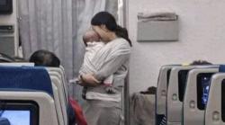 Antisipasi Bayinya Nangis di Pesawat, Ibu Ini Bagi-Bagi Goodie Bag ke Penumpang Berisi Penutup Telinga dan Permen