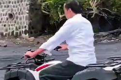 Jokowi Asyik Main ATV di Pantai Bareng Cucu, Sudah Sembuh?