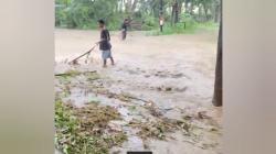 Banjir Rendam Permukiman Warga dan Jalur Poros di Bangkalan, Sejumlah Kendaraan Mogok<