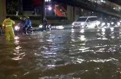 Jalan Rasuna Said Jaksel Banjir, Lalu Lintas Macet