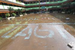 SMAN 60 Jaksel Terendam Lumpur Pascabanjir