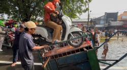 Banjir Rendam Jalan Raya Ciledug, Warga Andalkan Delman-Ojek Gerobak untuk Melintas