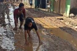 15 Tahun Jalan Rusak dan Berlumpur, Warga Cirebon Protes hingga Gelar Aksi Blokade<