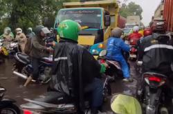 Tergenang Banjir, Jalan Raya Cakung-Cilincing Macet