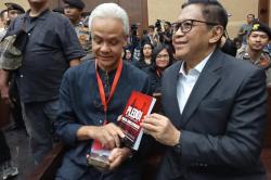 Hasto Tulis Pleidoi Sendiri, Ngaku Tangannya Sampai Pegal