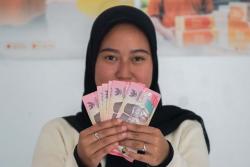 Potret Warga Ambil BSU Rp600.000 di Kantor Pos