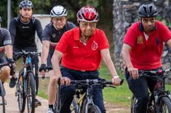 Bukan Hanya Gowes Sepeda 8 Km, Mahathir Masih Nyetir Mobil Sendiri di Usia 100 Tahun