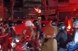 Viral! Damkar Tabrak Mobil Tak Beri Jalan saat Kebakaran di Balikpapan