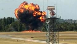 Pesawat Jatuh dan Meledak di Bandara London