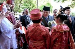 Prabowo Disambut Hangat Diaspora RI di Prancis, Terima Buket Bunga dari Anak Kecil