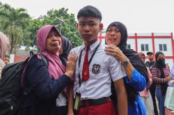 Tangis Orang Tua Pecah Melepas Anak Ikuti Sekolah Rakyat<