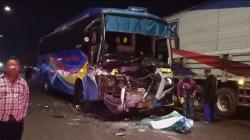 Kecelakaan di Jombang, Bus Bawa 25 Penumpang Tabrak Truk Gandeng<