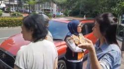 Emak-Emak di Menteng Protes saat Mobilnya Terjaring Razia dan Diderek Dishub