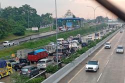 Jalanan Basah, Mobil SUV Kecelakaan di Tol Cijago Depok