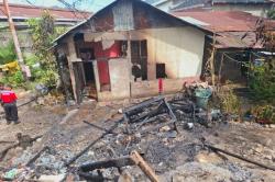 Kebakaran Kedai Minyak di Padang Hanguskan Rumah dan 2 Becak Motor, 2 Orang Luka<