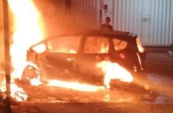 Kecelakaan di Malang, Honda Jazz Ludes Terbakar usai Tabrak Pohon dan Lapak Bensin<