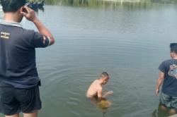 Evakuasi Tak Biasa, Damkar Bandung Menyelam Selamatkan HP Warga di Dasar Kolam