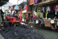 Kali Krukut Penuh Lumpur, Alat Berat Diterjunkan untuk Pengerukan