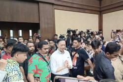 Tom Lembong Jalani Sidang Vonis, Simpatisan Nyanyi Indonesia Raya