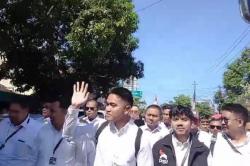 Kaesang Pangarep Jalan Kaki Menuju Kongres PSI di Solo, Diiringi Ratusan Pendukung! 