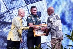 Pemimpin Visioner, Panglima TNI Raih Penghargaan Pimred Award 2025